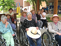 敷地内でのお散歩